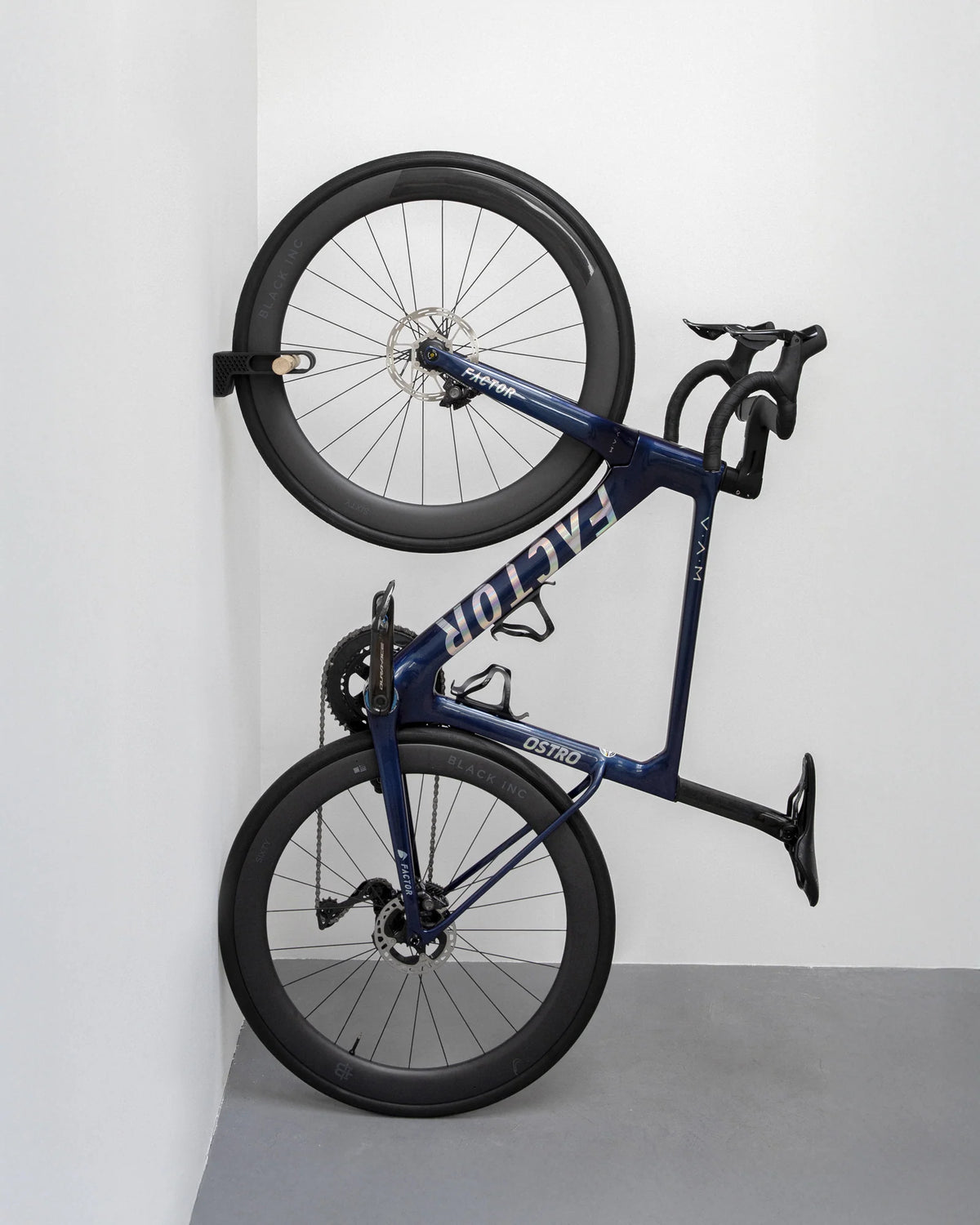 TONS 自転車 スタンド - 縦型ウォールマウント｜バイクラック｜北欧デザイン＆木製ロードバイク収納 | CYCLISM