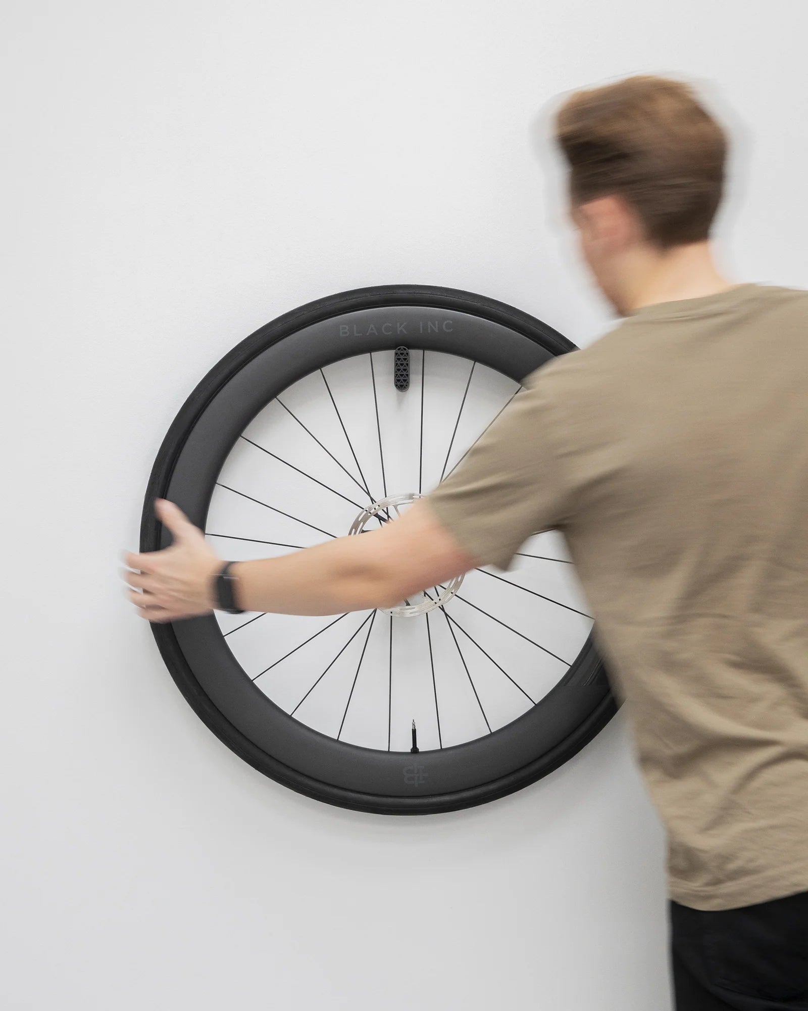 TONS ホイールマウント・ホイールハンガー | 対応のミニマルデザイン収納ソリューション | CYCLISM