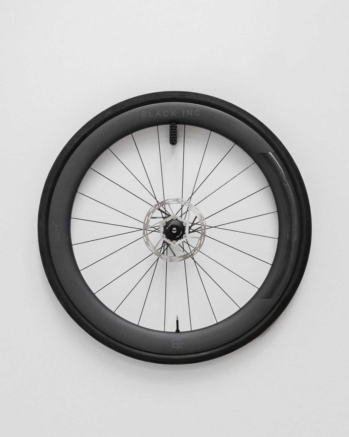 TONS ホイールマウント・ホイールハンガー | 対応のミニマルデザイン収納ソリューション | CYCLISM