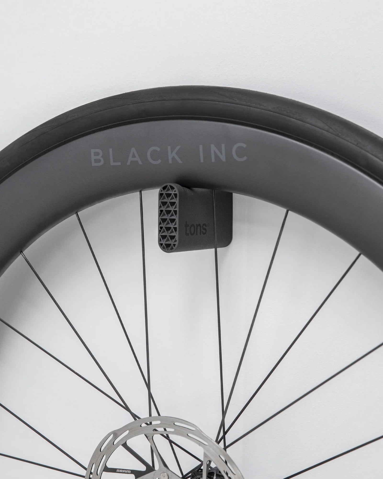 TONS ホイールマウント・ホイールハンガー | 対応のミニマルデザイン収納ソリューション | CYCLISM