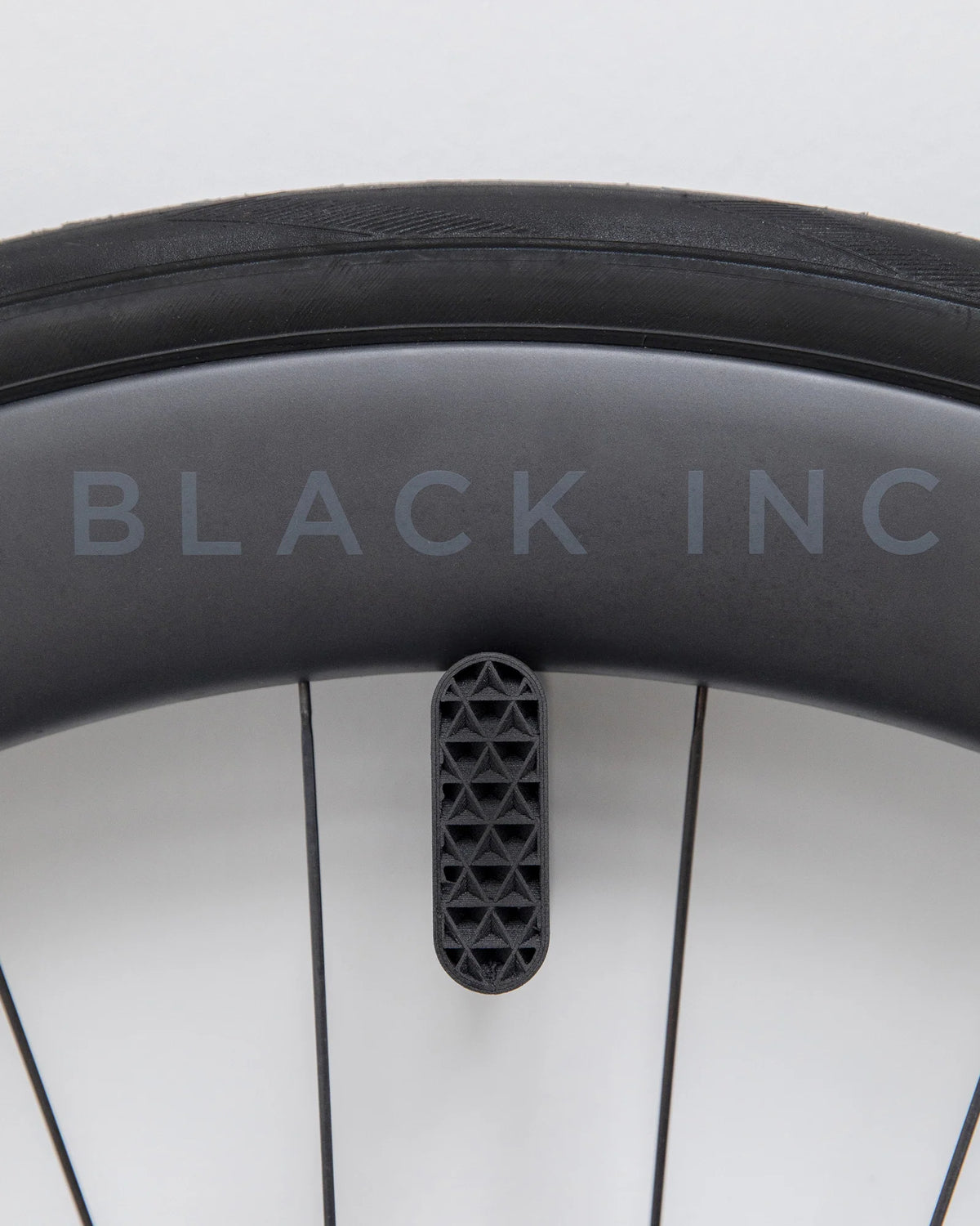 TONS ホイールマウント・ホイールハンガー | 対応のミニマルデザイン収納ソリューション | CYCLISM