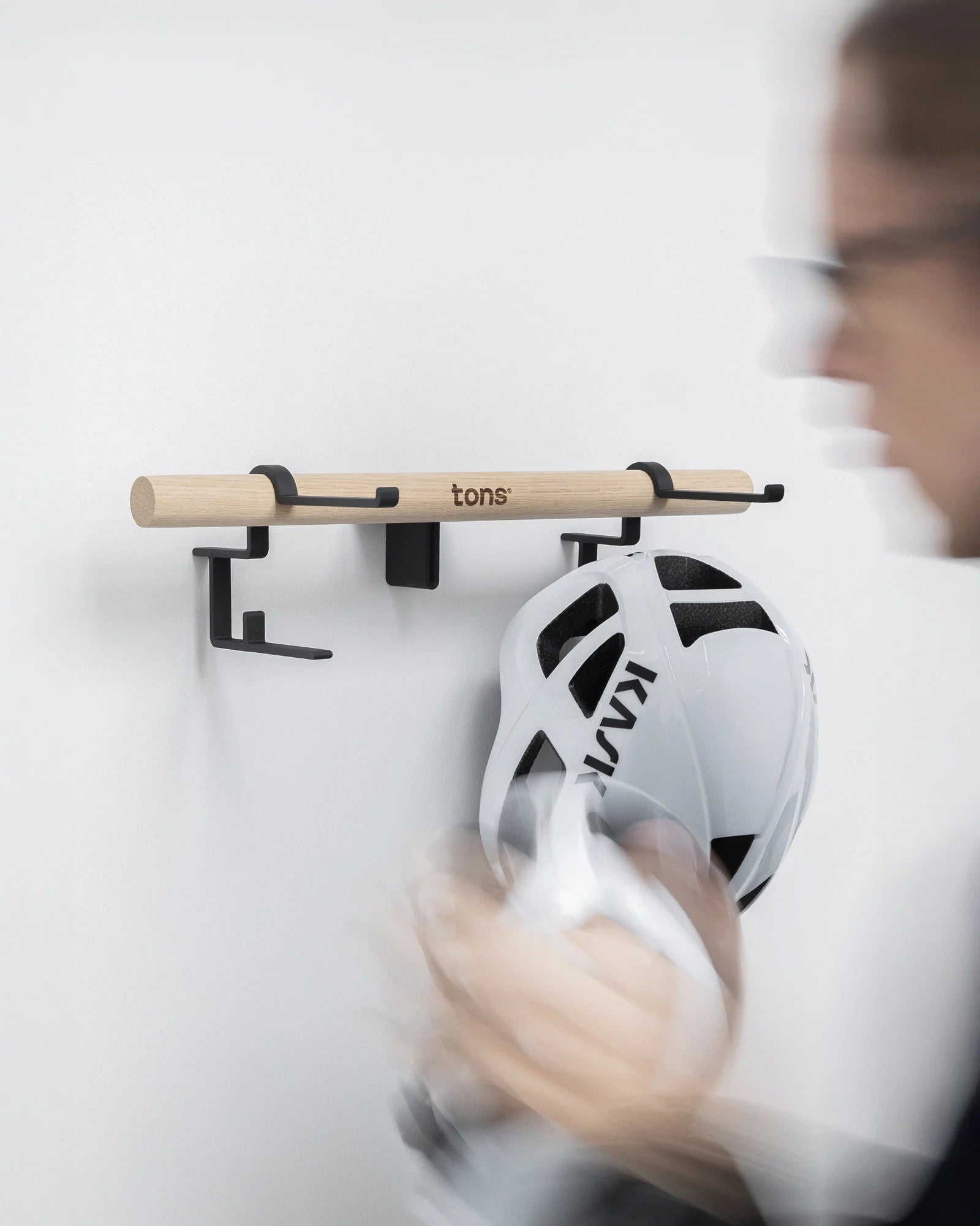 TONS Short Bar A｜自転車ヘルメット＆サングラス収納に最適な壁掛けラック｜トライアスリート＆ロードバイク乗りに最適
