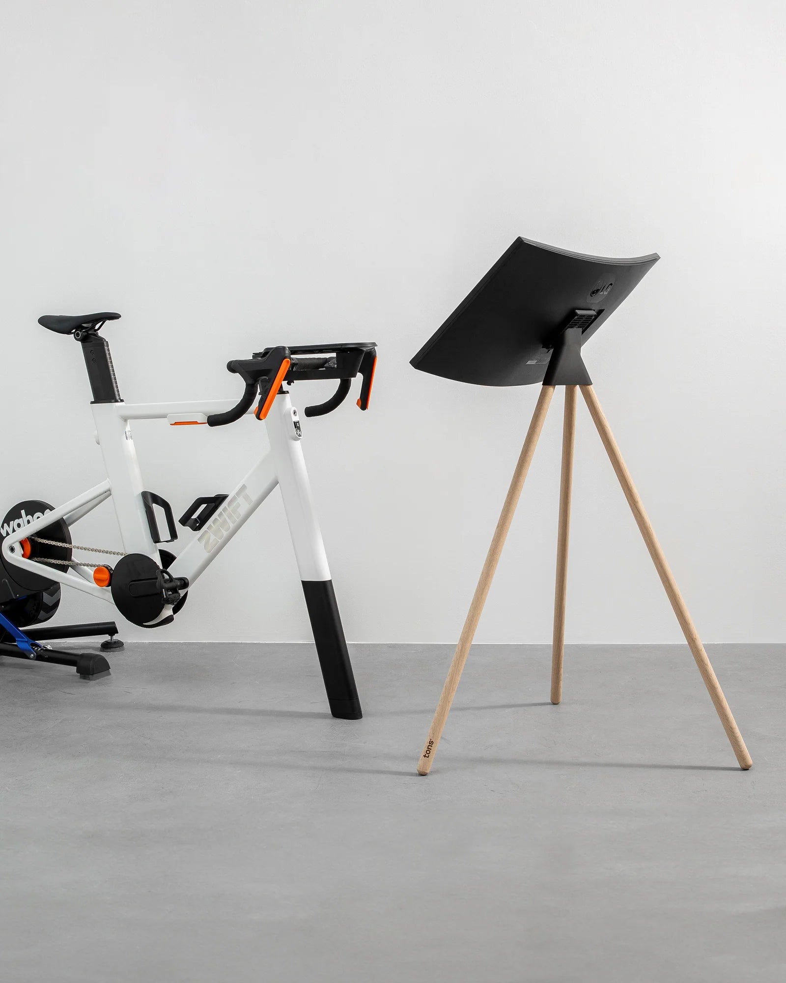 TONS インドアサイクルトレーナー用ワイドモニター スタンド | サステナブルやおしゃれな北欧デザイン | CYCLISM