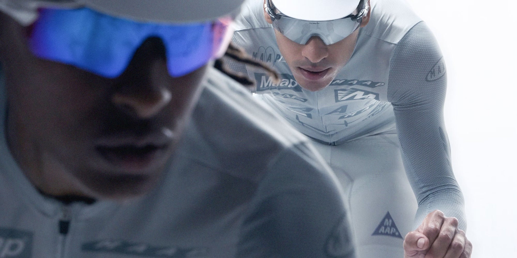 アイスグレーのMAAP長袖を着た2人のライダーが前傾で加速する、Dromeコレクションのキービジュアル