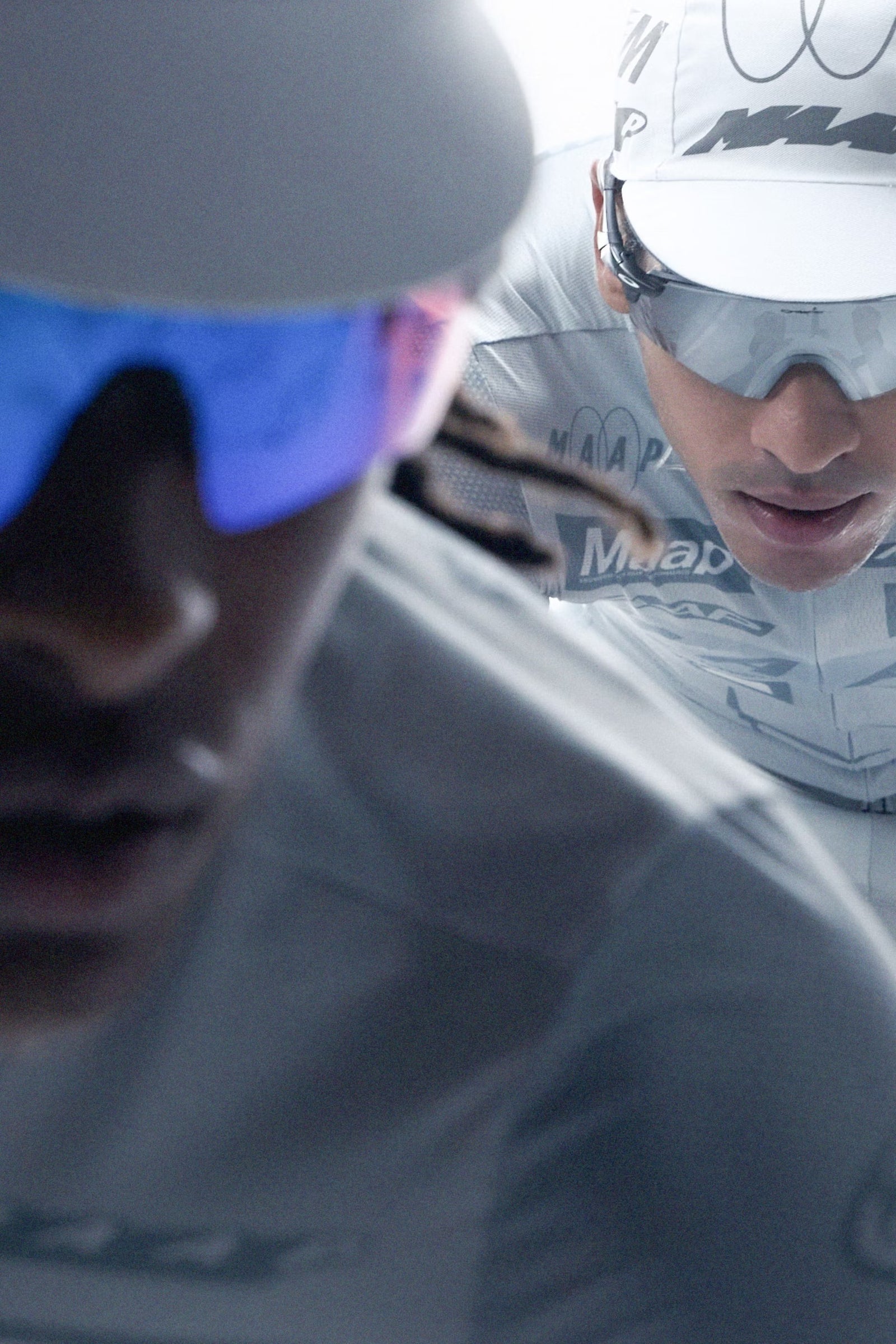 アイスグレーのMAAP長袖を着た2人のライダーが前傾で加速する、Dromeコレクションのキービジュアル