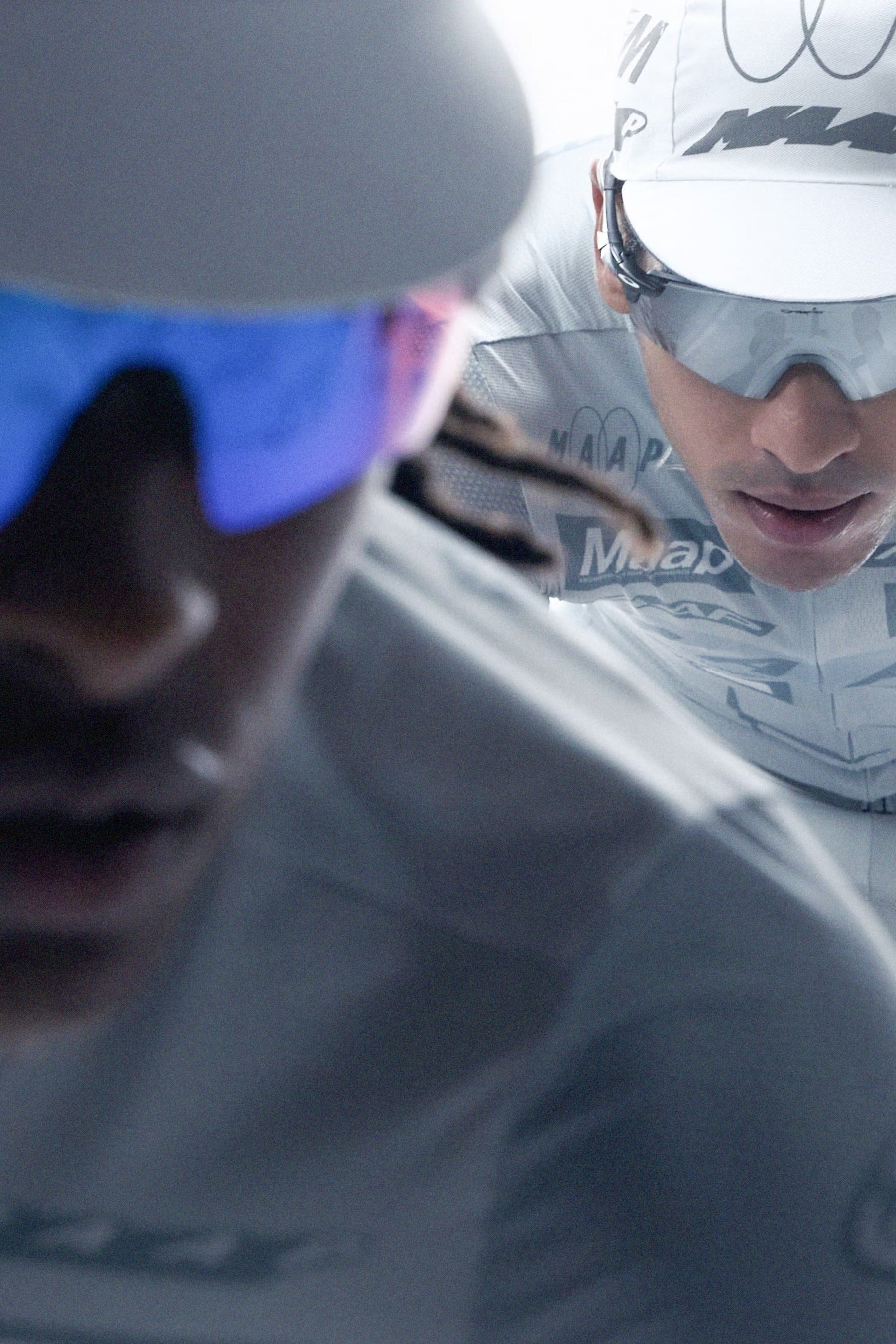 アイスグレーのMAAP長袖を着た2人のライダーが前傾で加速する、Dromeコレクションのキービジュアル