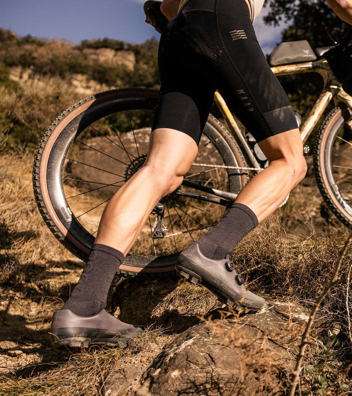 QUOC Gran Tourer XC チャコール｜グラベル &amp; XC MTBシューズ｜カーボンソール&amp;デュアルダイヤル｜CYCLISM