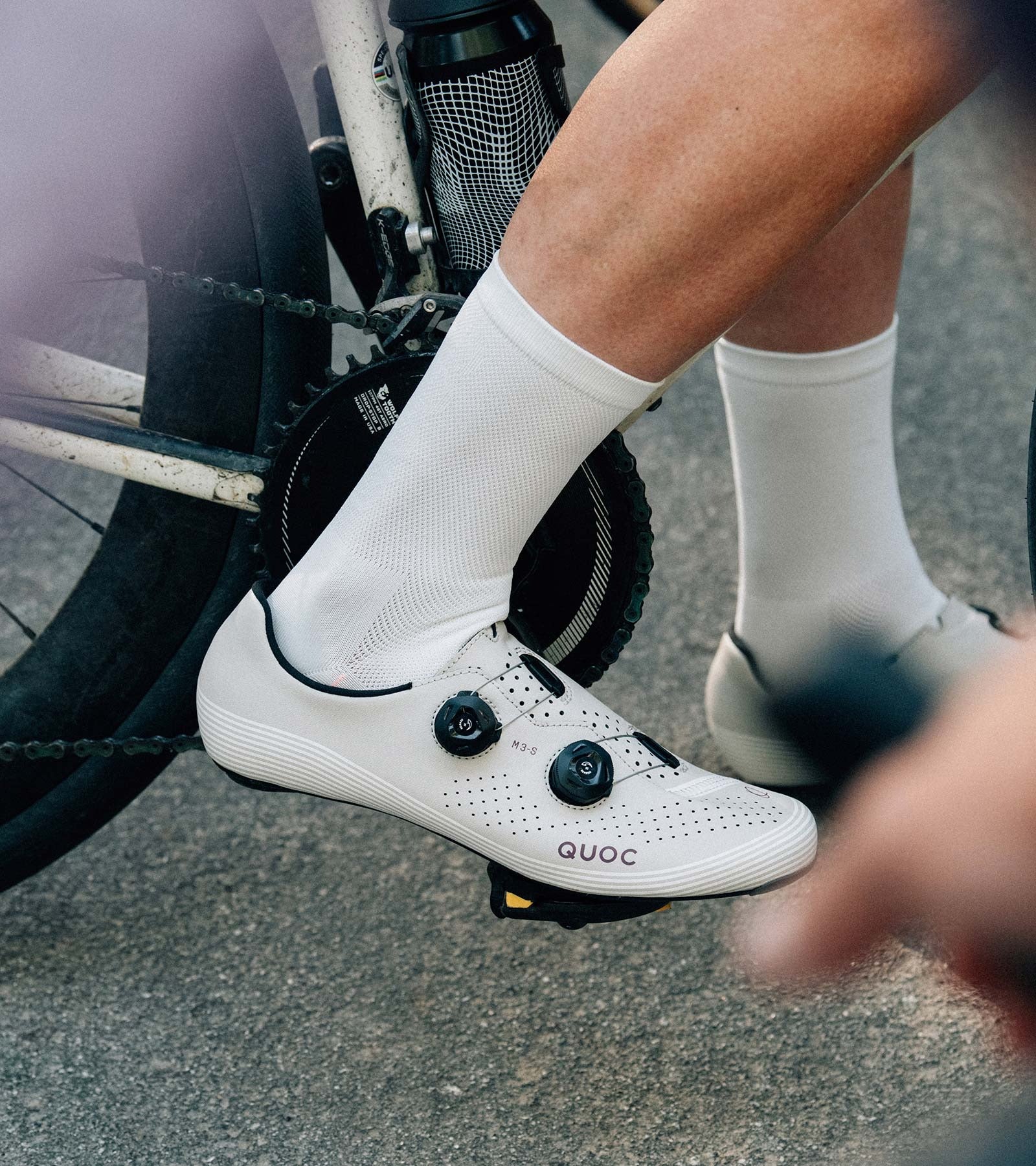 QUOC M3 Sport チョーク｜高コスパ ンサイクリング カーボ ロードシューズ｜CYCLISM