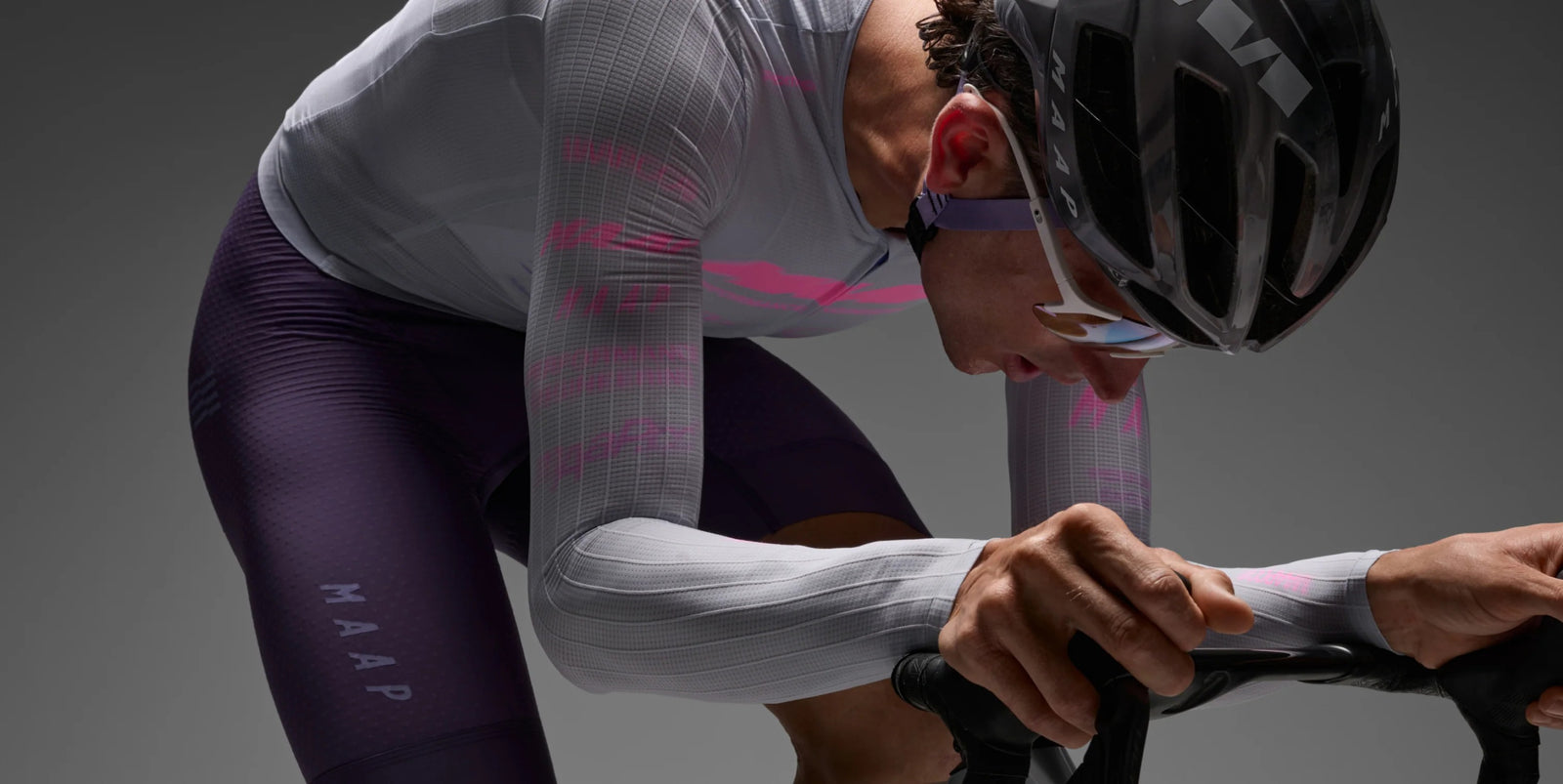 MAAP Pro Aero - 速さを求めるライダーへ。WorldTourで磨かれ、実戦で証明されたハイパフォーマンス。レースの瞬間を支える、MAAPの最新スピードウェア。